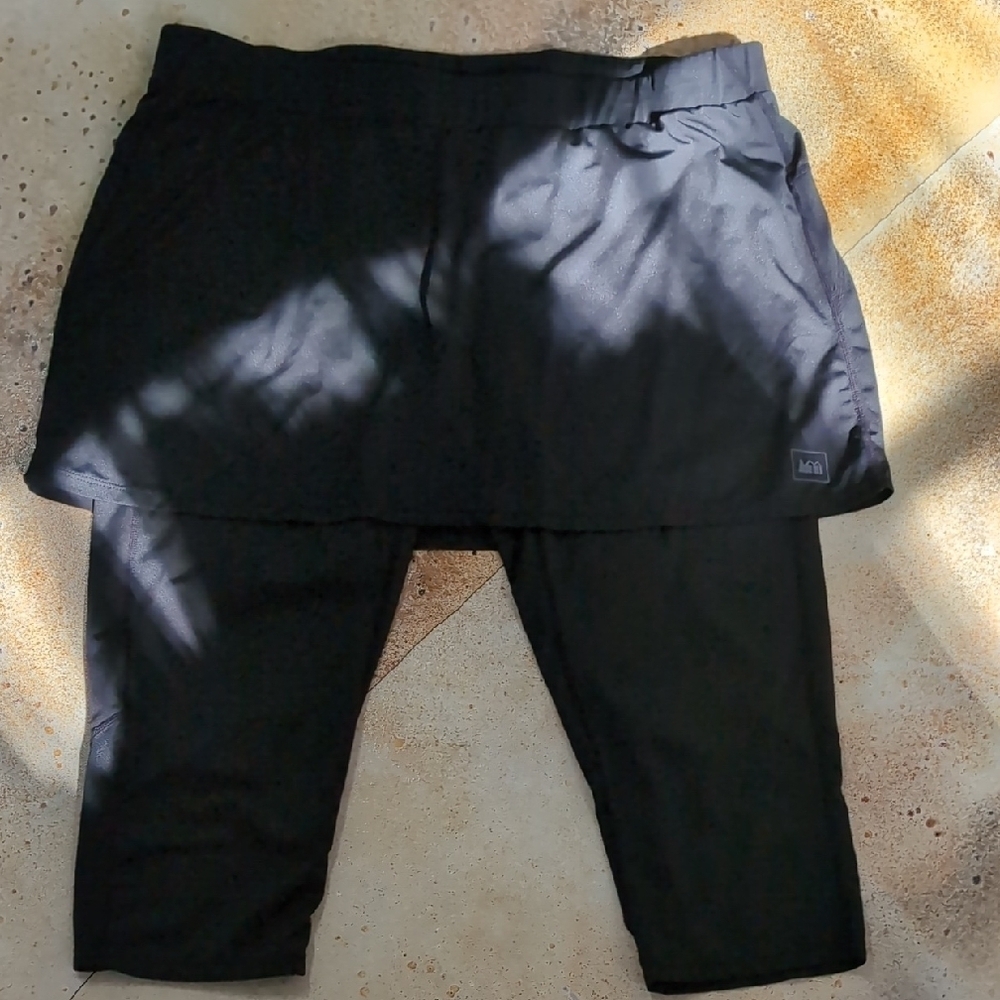 REI | Black 3/4 Capri Leggings With Skirt Skort Size L